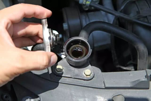 用低温冷却液有没有影响,冷却液少了会不会烧缸