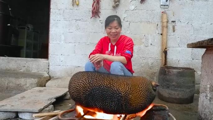 花90元买一个“菠萝蜜”，直接烤1小时，掰开一看，比榴莲还要香