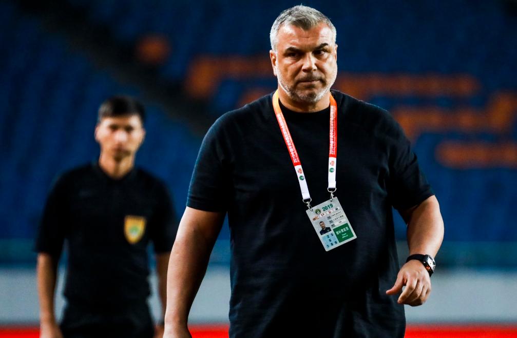 差距!苏宁主帅质疑后卫为什么要开大脚,国脚的答案让他难以置信