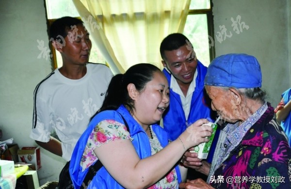 健康科普中老年要不要每天喝牛奶 (老年人怎样喝牛奶科学)