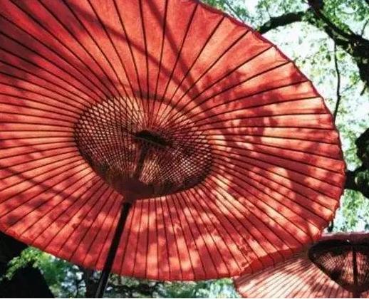 日本伞的文化特点,日本的伞和中国的伞