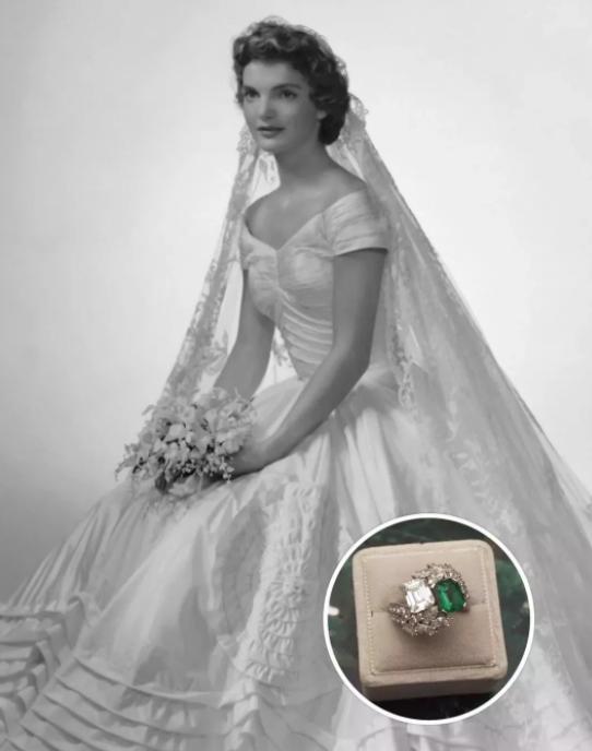 何猷君求婚钻戒有多大,何猷君求婚戒指戴哪个手指不知道