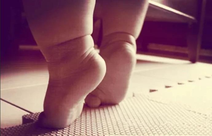 宝宝七八个月站太早容易得o型腿,7个月宝宝要走路咋办