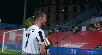 生涯第34冠+大满贯！C罗霸气竖3根手指飞吻告别？