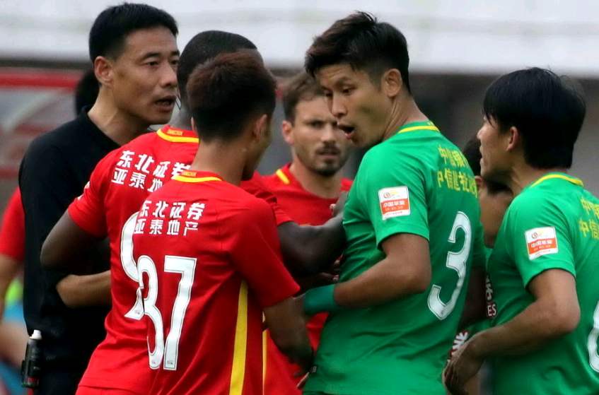 中超裁判为何频频引发争议,中超裁判被打得最惨的一次