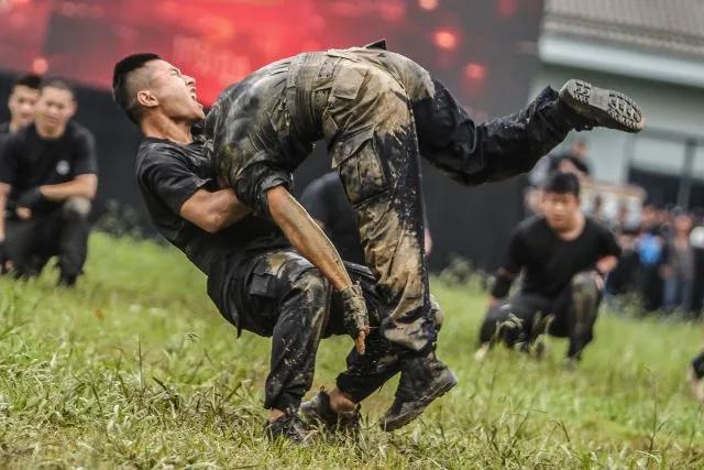 想象中的特警vs现实中的特警,想象中的特警和现实中的特警