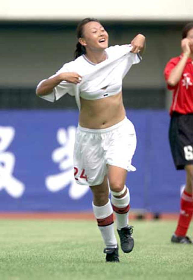 中国女足球员脱下球衣庆进球,中国女足进球脱球衣庆祝视频