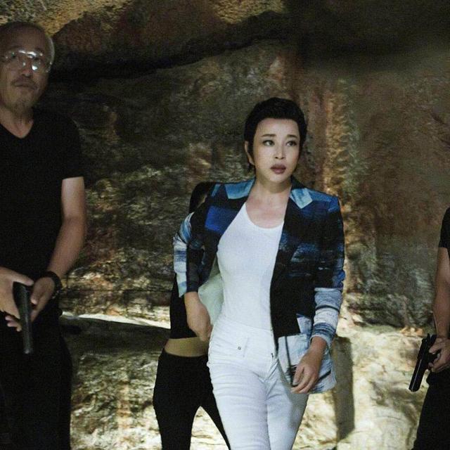 64岁刘晓庆花样多，剪短发梳成背头霸气十足，配西装太MAN了