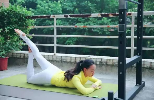 纤臀美背的瑜伽体式,让胸部挺拔的瑜伽动作