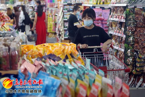 乌鲁木齐部分商超开门迎客防控经营两不误