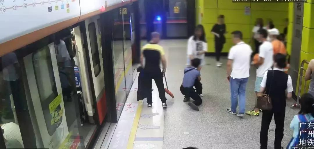 霸气!年轻女孩地铁站内抓“*狼色**”,守株待兔一把拽地上,帅呆了