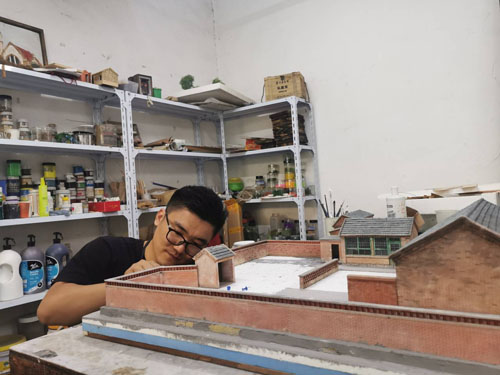小伙微缩景观还原农家小院,小伙用微缩模型还原儿时农家小院
