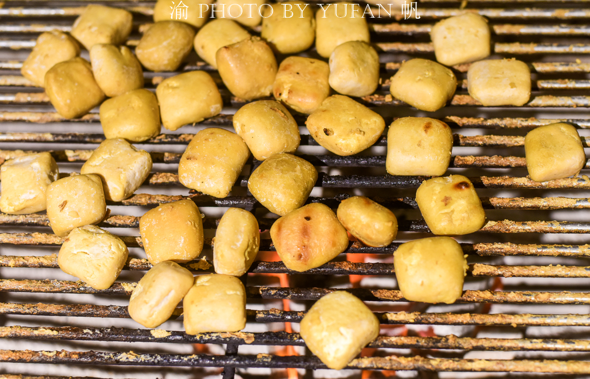 云南建水豆腐怎么做才好吃,云南建水美食烤豆腐