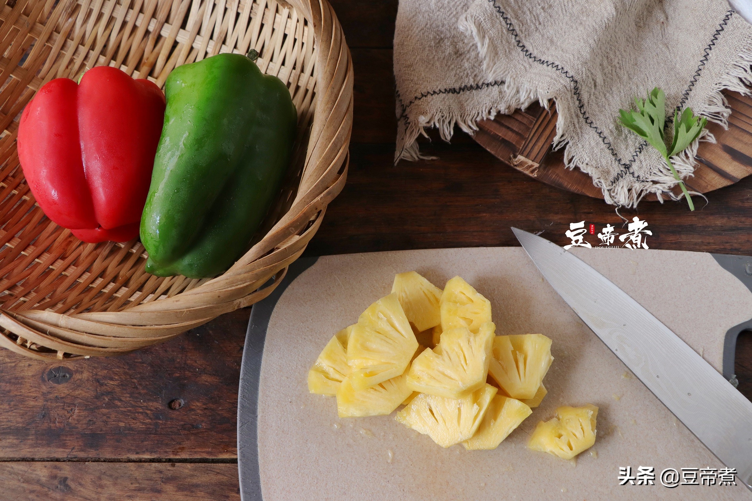 凤梨到底是梨还是菠萝,凤梨到底是菠萝还是释迦果
