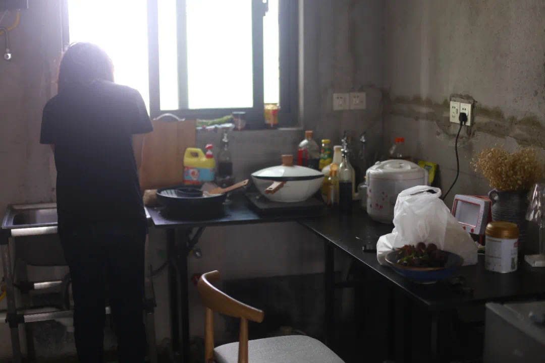 95后女孩,打工10年,首付28万买毛坯房,却被骂上热搜,为啥?