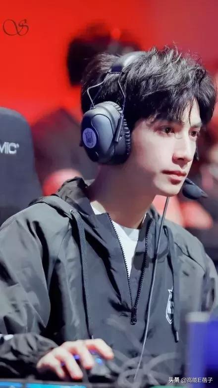 有人问罗云熙保持年轻的秘诀,少年气息如何培养