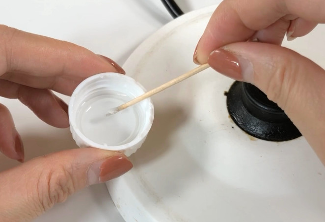 热水壶坏了别马上扔，一根牙签倒点这“饮料”，3分钟通电重新烧