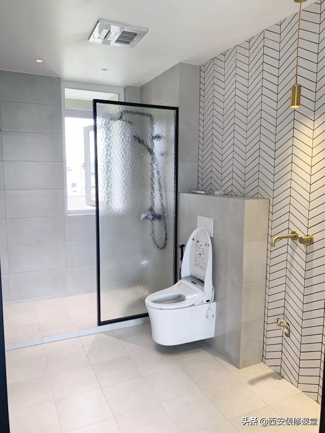 卫生间淋浴隔断用玻璃门还是浴帘,软装隔断卫生间淋浴区装修效果图