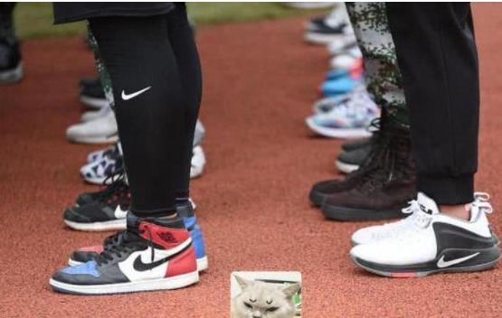 学校不让穿耐克鞋子进校,校长不让孩子穿耐克