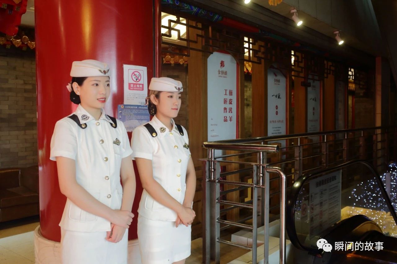 北京一家酒店的迎宾女孩（二）站岗