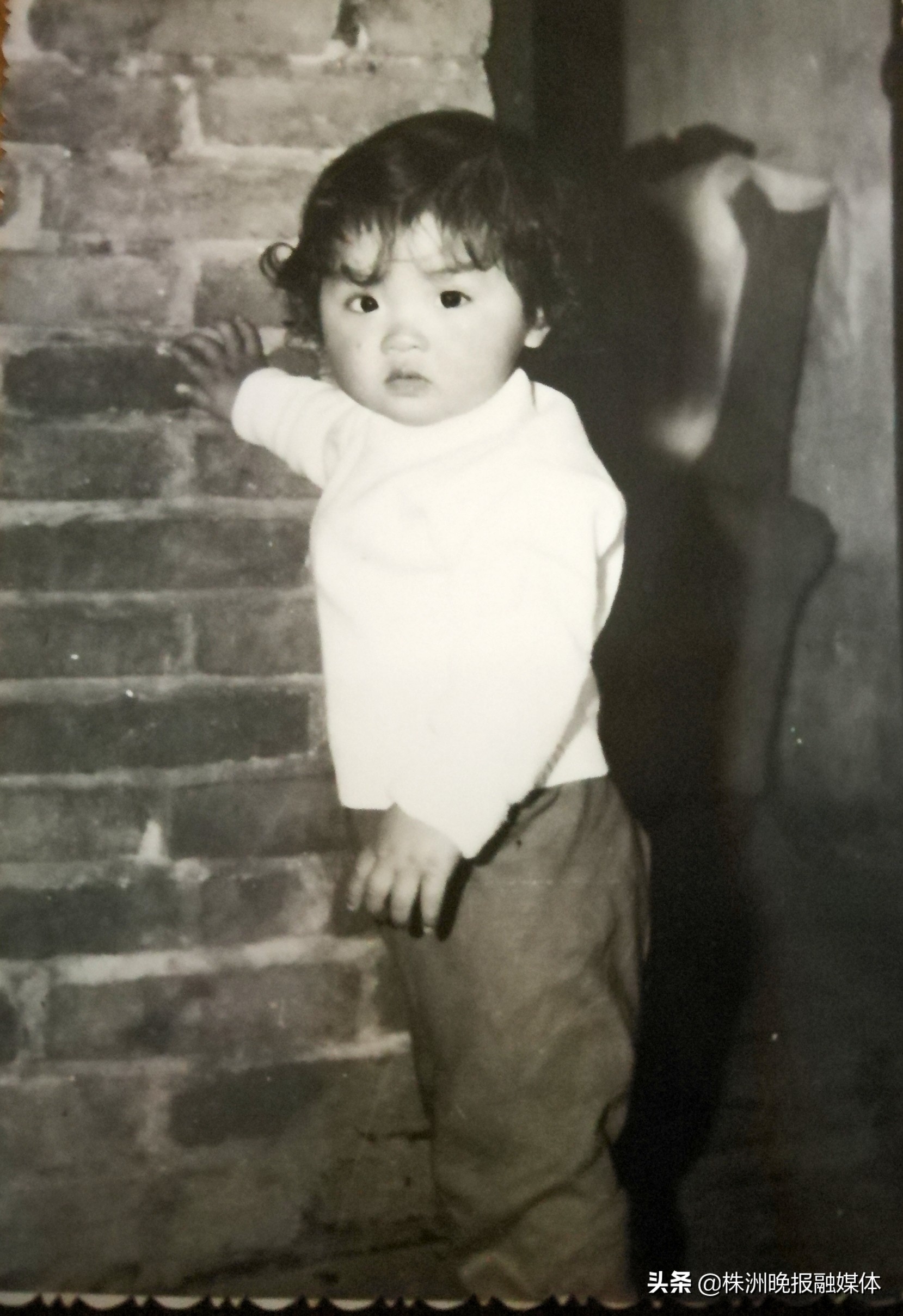 上世纪80年代初他花近3月工资买下一台凤凰相机，有同事说“这小伙子不会过日子”