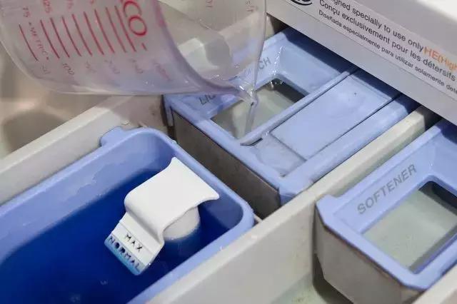 白衣服不小心染上了污渍怎么办,白衣服弄脏了怎么洗才能洗干净