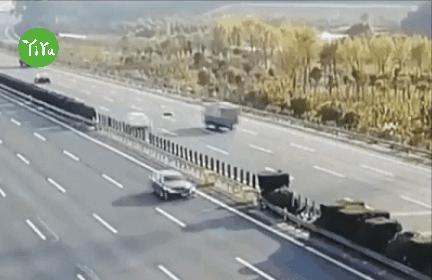 当心掉物,注意路上捡东西的危险