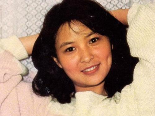 62岁李羚老年好洋气，穿驼色大衣搭旗袍端庄文雅，真是美到老呀