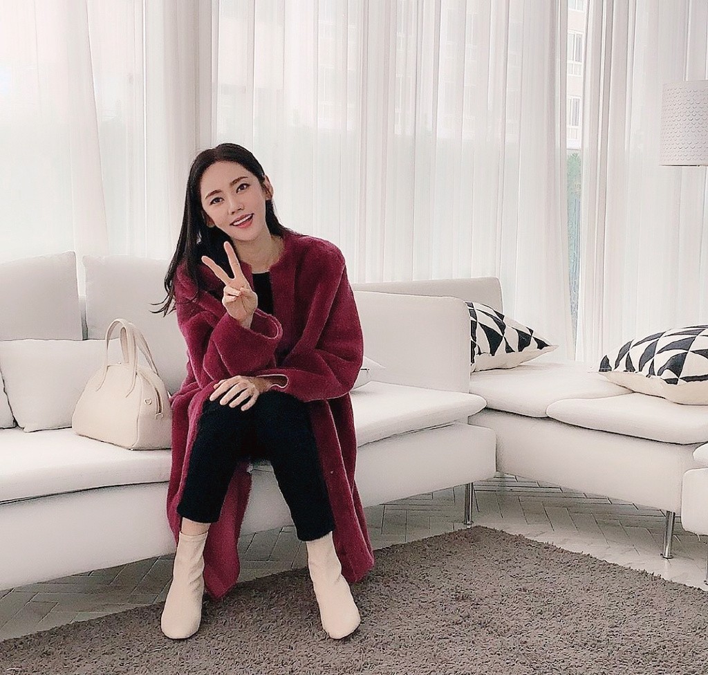 因《回家的诱惑》红遍中国，今穿棒球服配百褶裙，41岁依旧少女