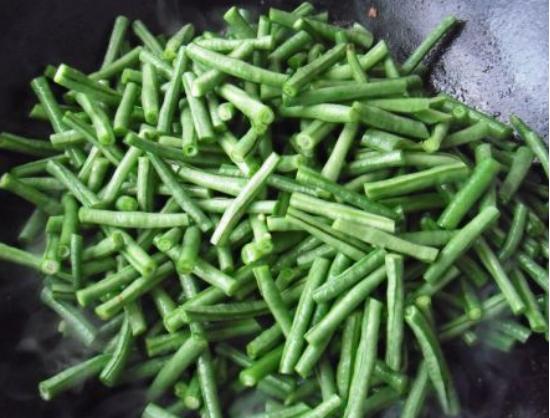 吃不完的豆角这样做能放一年,长豆角吃不完能放冰箱冷冻吗