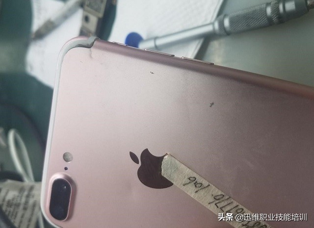 iphone7p手机摔了一下触控失灵了,苹果7p摔了一下充不进电怎么办