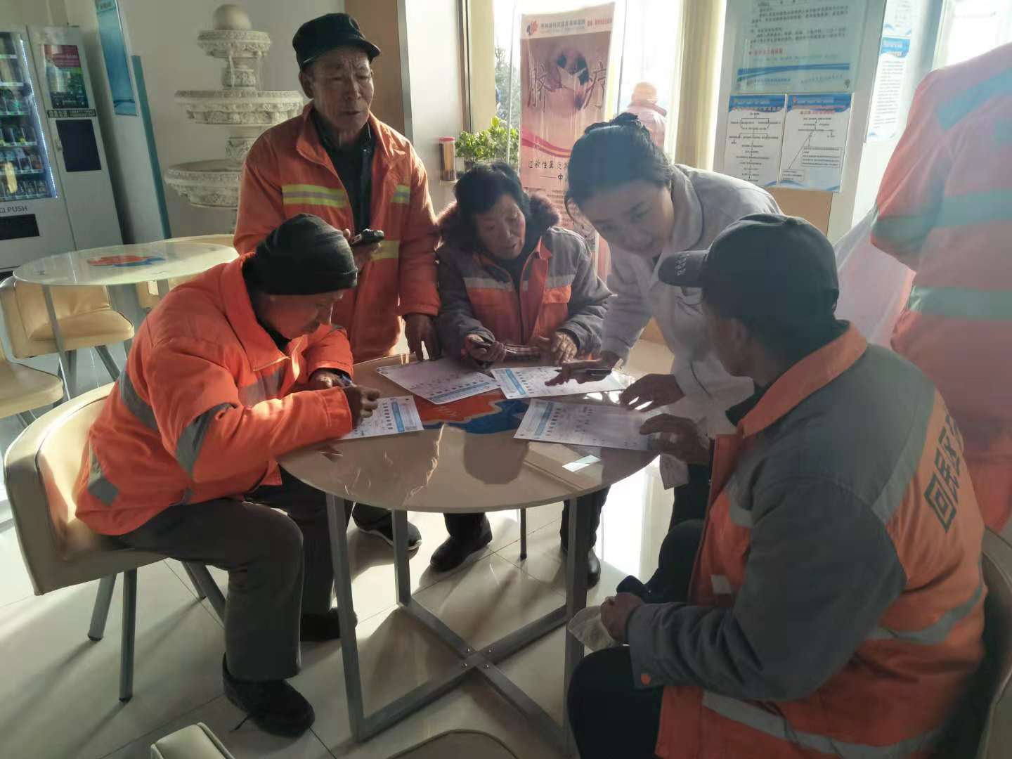 回民区环卫局联合凯霖耳鼻喉医院为环卫工人免费做健康检查