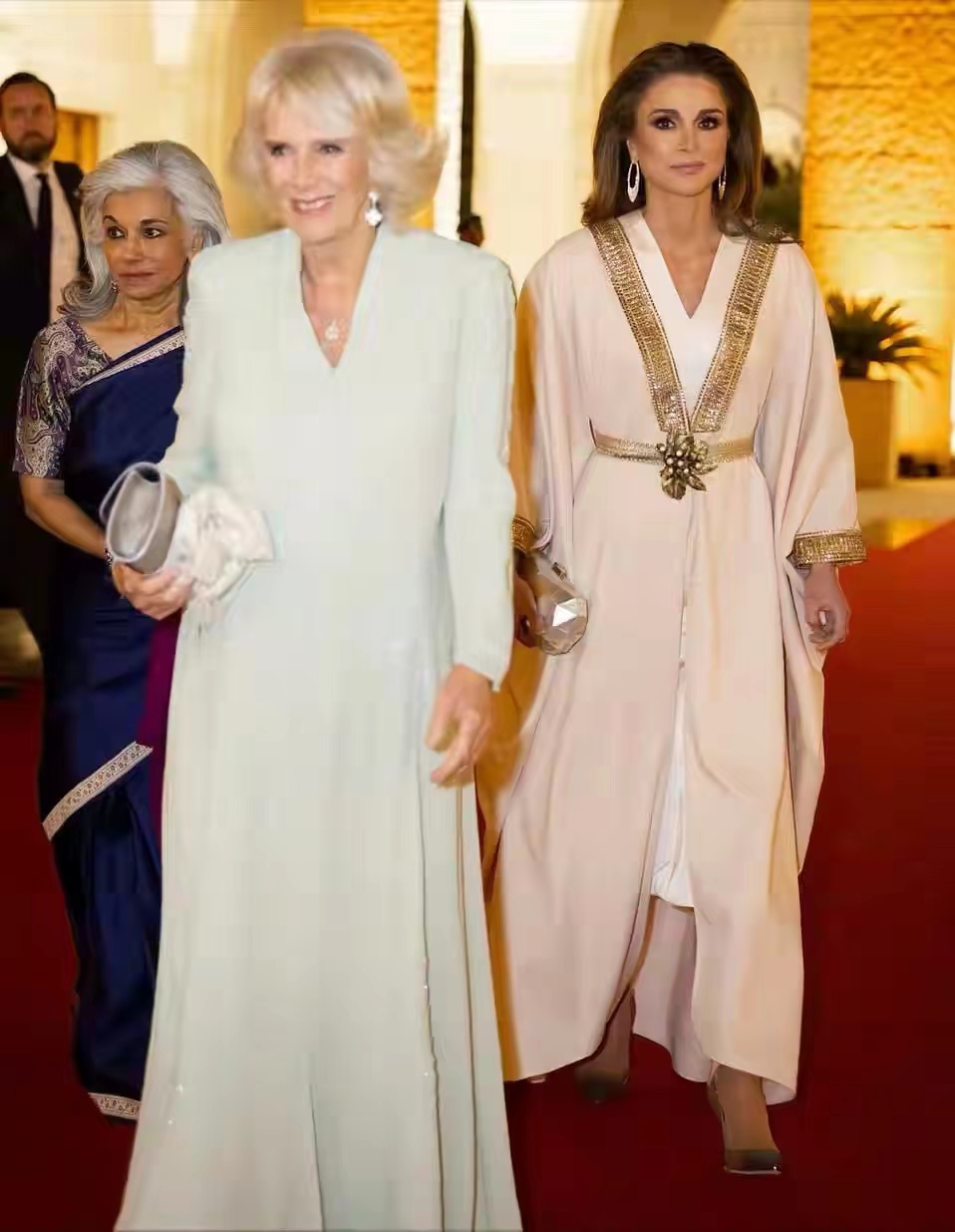 卡米拉 约旦王后 屈膝礼 (卡米拉向约旦王后行屈膝礼)