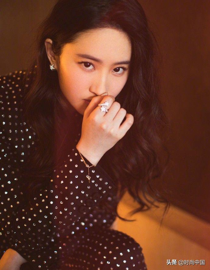 刘亦菲黄金手镯,刘亦菲珠宝代言尚美藕色礼服