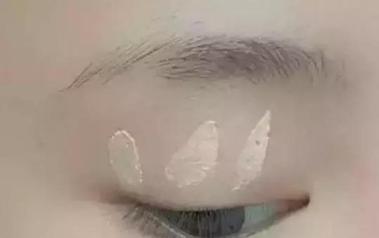 眼影不上色怎么用,眼影不上色怎么解决