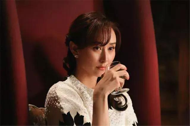 从明星到阔太李嘉欣奋斗了20年,豪门阔太李嘉欣复出捞金