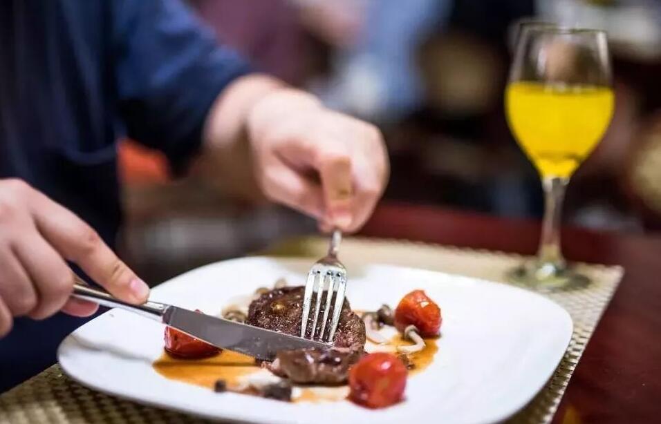 西餐厅里面的柠檬水是用来擦的吗 (西餐厅服务员喝柠檬水)