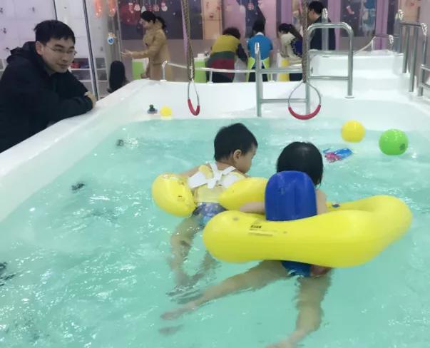 带宝宝去婴儿游泳馆好吗,冬天小孩玩出汗怎么处理避免感冒