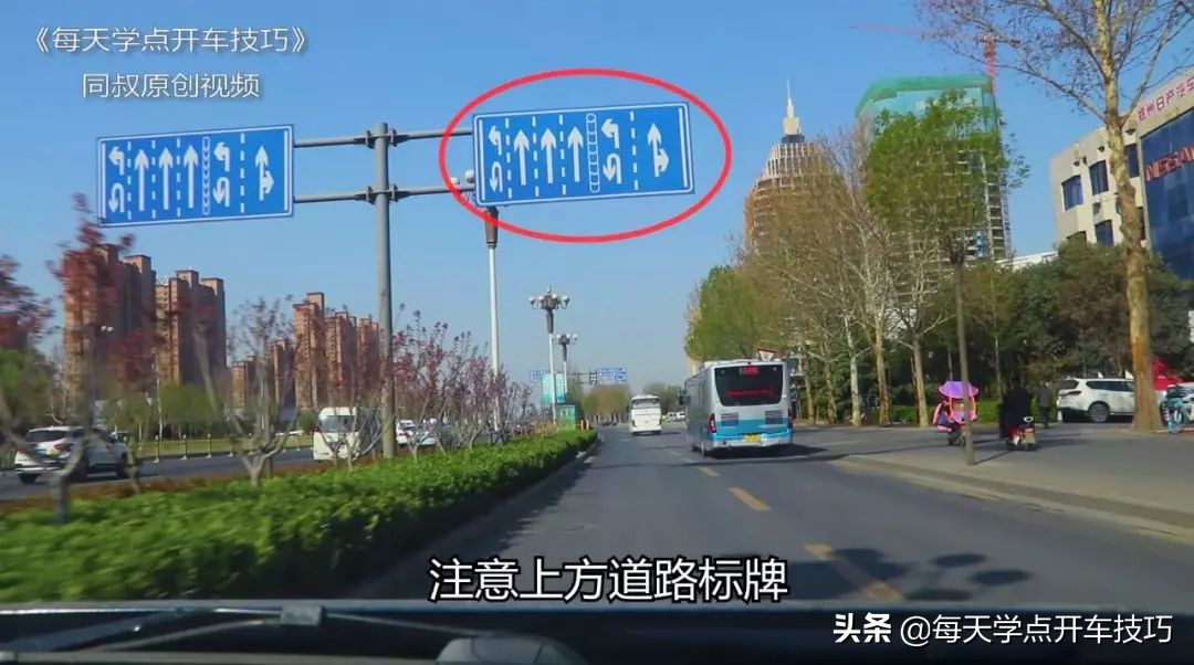 左侧第二条左转道直行扣分吗,左转道路左边没有路直行怎么罚