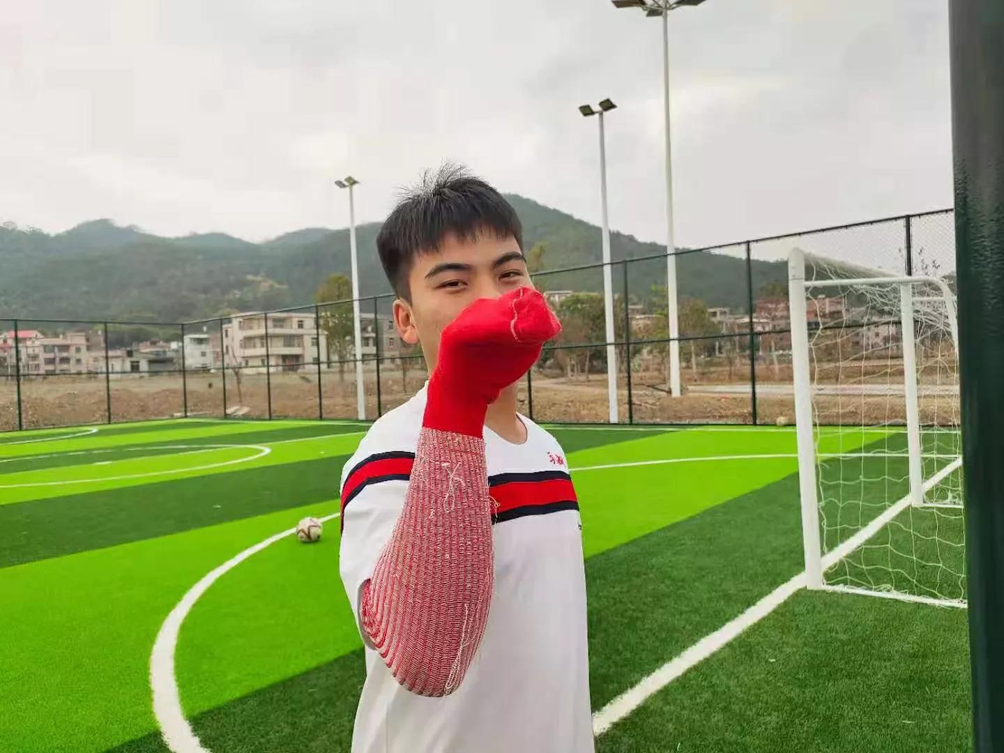 屏喧联趣友福，长长远远；镜静映心郎情，悠悠袅袅。