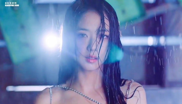 金智秀孙兴慜被曝恋情，网友扒出众多同款，女方曾专门去看比赛