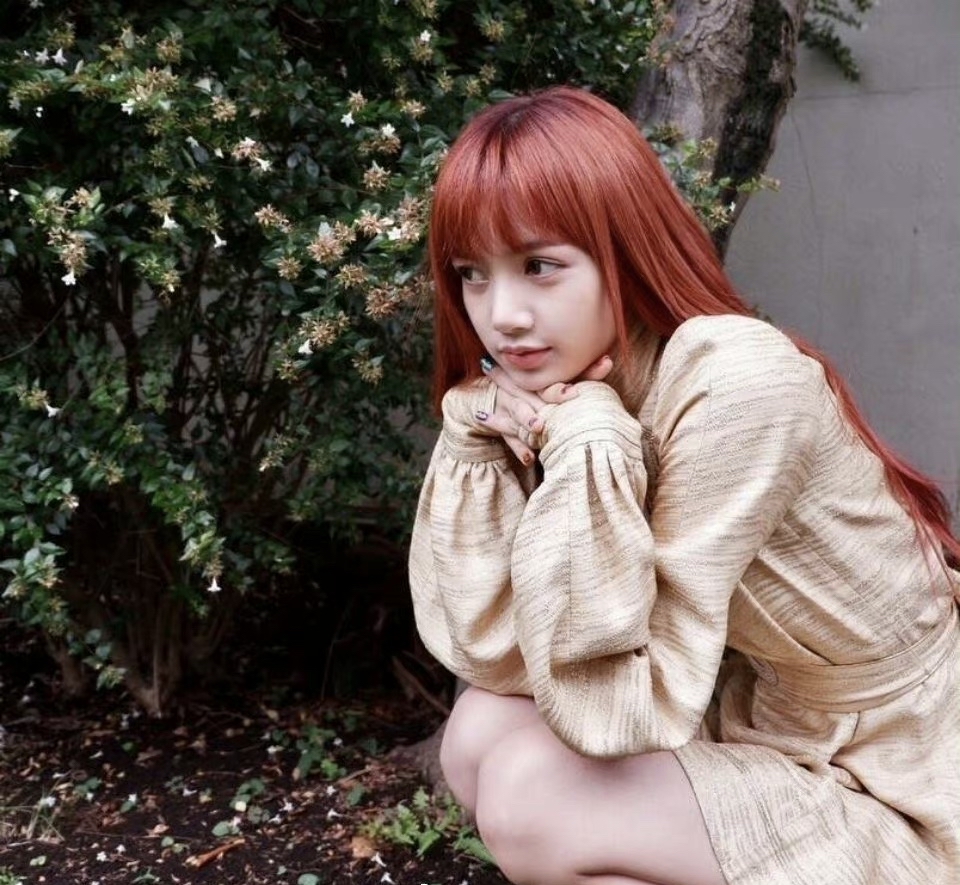 lisa粉衣造型配绿手套,lisa新造型帅