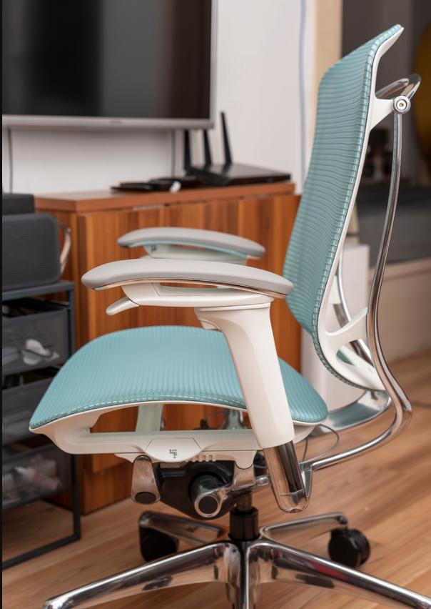 小米有品众筹白领第一把办公椅，仅899可连APP，90后：太划算