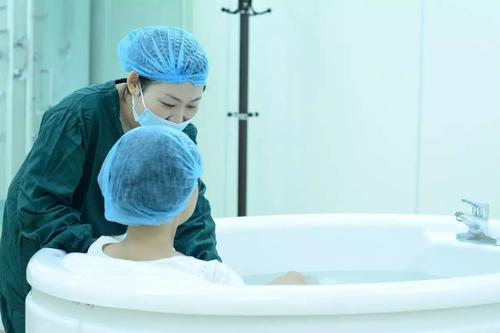 国外水中分娩生孩子,外国人水中分娩vlog