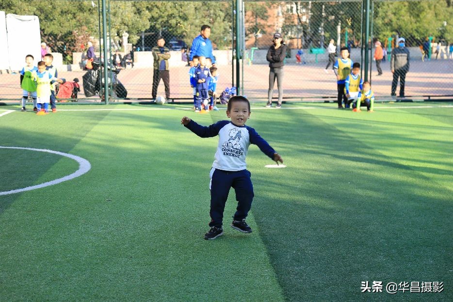 小孩足球训练15秒短视频,儿童足球爆发力和速度训练