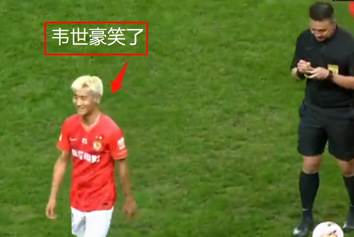 韦世豪锁喉染黄引争议！决赛爆发冲突上演全武行，球迷：应该红牌