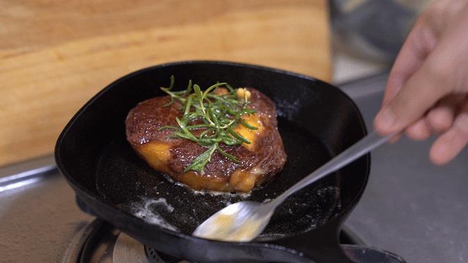 煎牛排大火会糊吗,煎牛排温度高黄油糊了