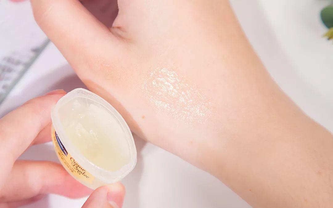 让你的嘴唇滋润一整天,让嘴巴嫩的唇膏