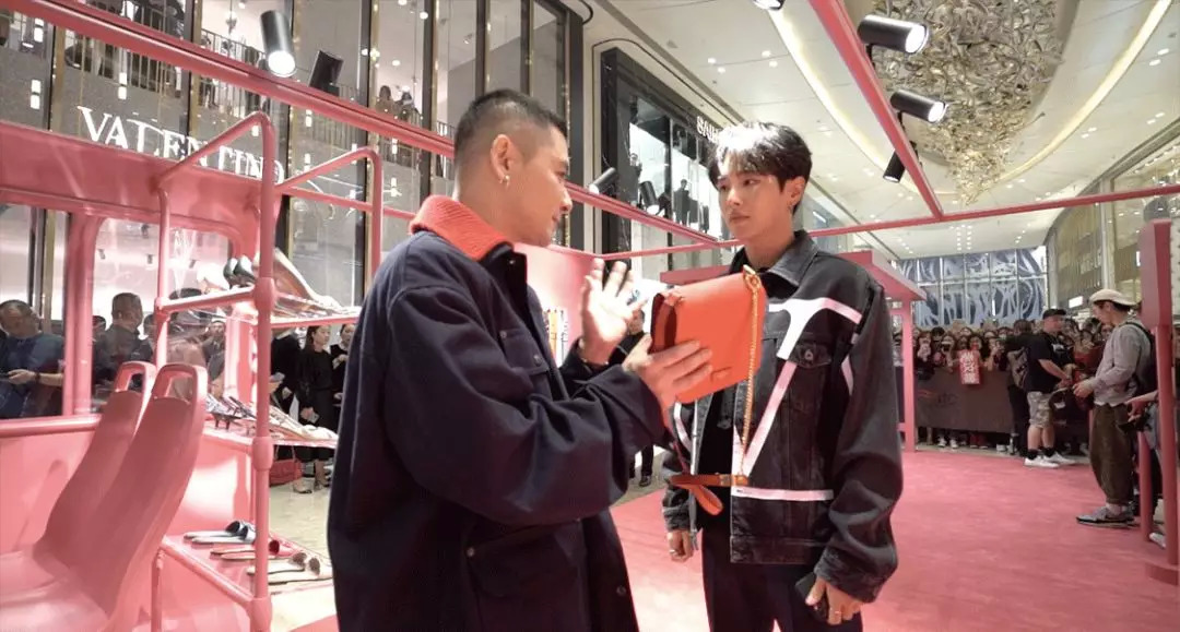 我抓住了一位资深柜员，道出了如何让你掏钱买包的秘密