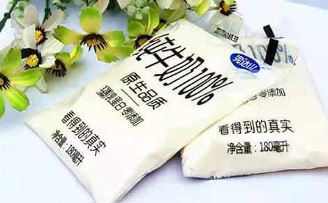 闪招客头条：网红“透明袋”牛奶背后，谁在撒谎？